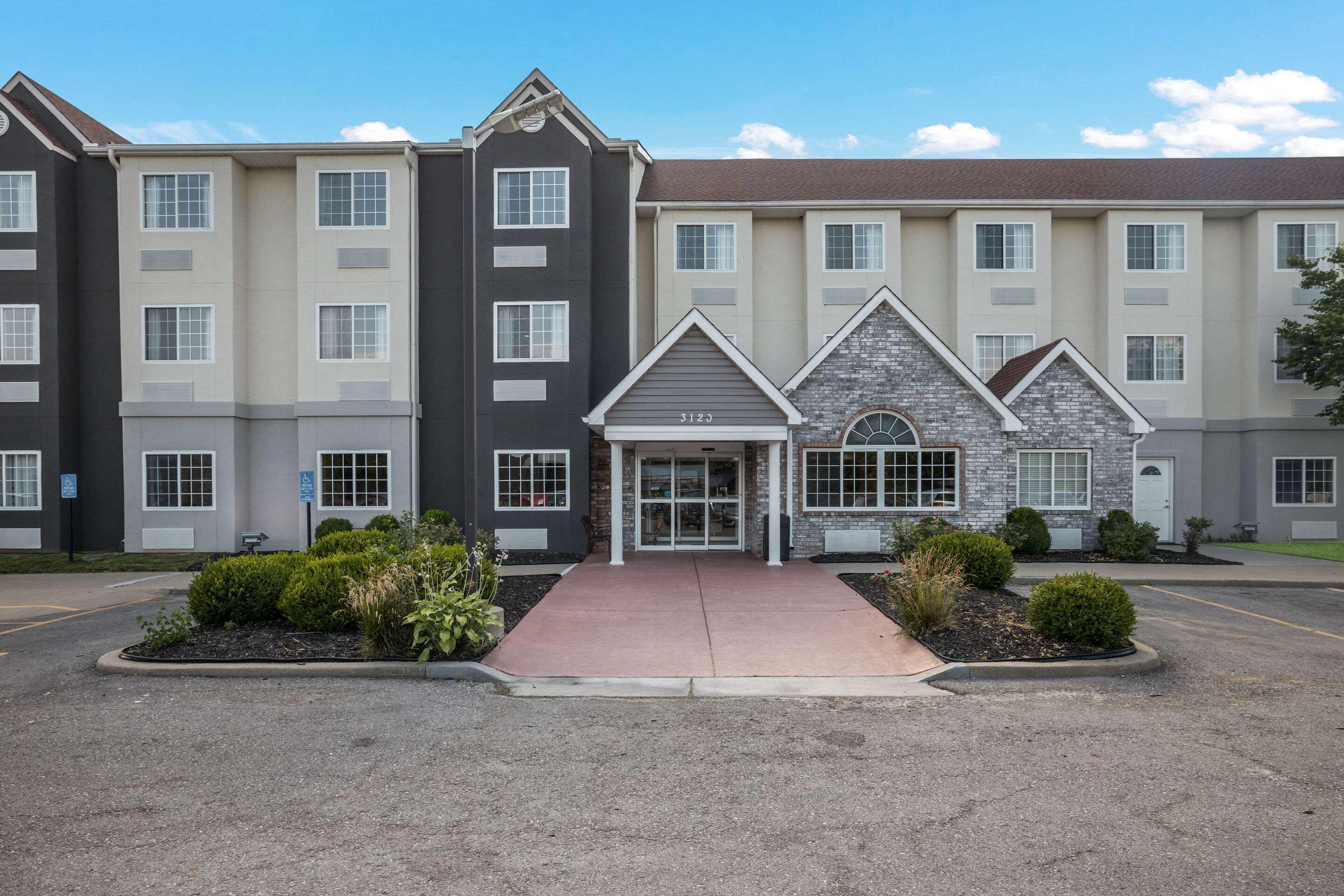 Sonesta Essential Hotel Blue Springs Exterior photo